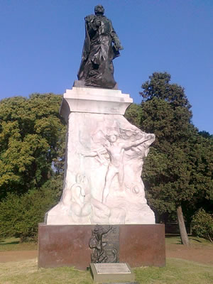 Estatua a Sarmiento en  parque 3 de febrero
